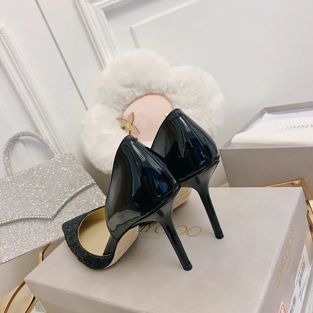 👟👟Ex-factory price 520👟👟 JIMMY CHOO A pair of high heels that can conquer all men👠Easy to wear and versatile, a must-have item for the annual meeting🥂Bilng Bilng is so beautiful that no one can take your breath away Material: Special Crete spliced cow patent leather ➰🍸Sheepskin lining Italian leather outsole Available in three colors: black, nude, silver Size: 34-42 With a height of 8cm, it is packaged simultaneously at the counter!